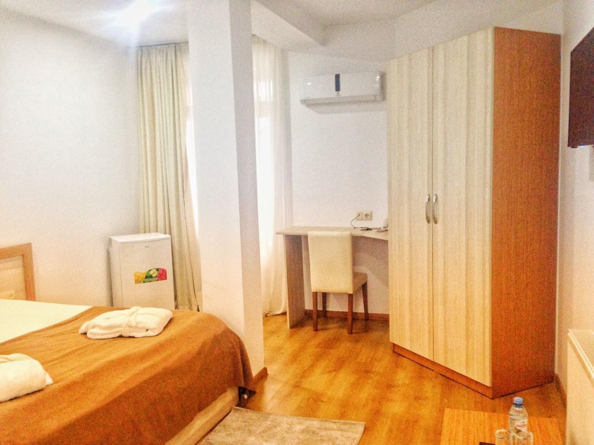 Hotel Marseille Batumi Eksteriør billede